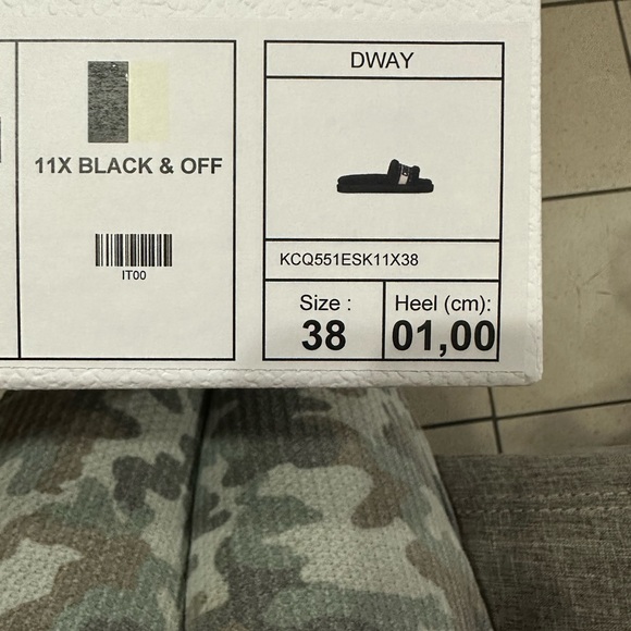 AUTHENTIC DWAY DIOR SHEARLING SLIDE SANDAL. Black and white color way. - Picture 8 of 8